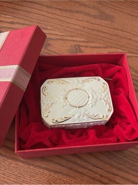 Lenox White Porcelain Trinket Box with Gold Accents sitting in original box